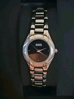 Roots Canada Womans Watch NIB New Battery R346XBLK Silver Black